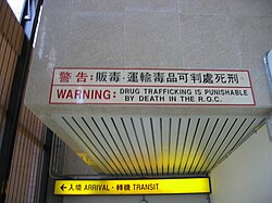 Aviso aeroportuario sobre tráfico de drogas