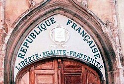 Fachada de una iglesia en Francia con inscripciones republicanas