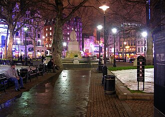 Leicester Square de noche en el 2005: una vista hacia el noreste.
