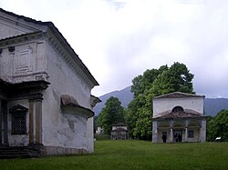 Vista en escorzo de las capillas históricas del Sacro Monte de Oropa.