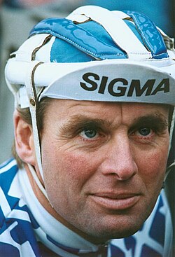 Hennie Kuiper con los brazos en alto tras ganar la París-Roubaix 1983