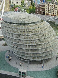 Maqueta a escala del Ayuntamiento de Londres expuesta en Legoland Windsor.