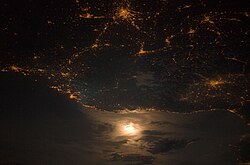 Fotografía nocturna de la frontera entre Francia e Italia en los Alpes