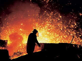 Trabajador en unos altos hornos de hierro y acero