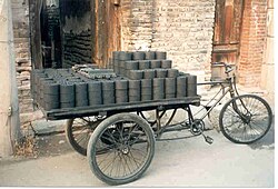 Transporte de carbón en bicicleta en Lijiang