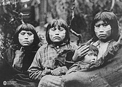 Fotografía histórica de un grupo de yaganes en el Cabo de Hornos en 1883