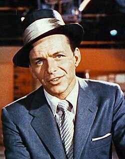 Frank Sinatra rodeado de admiradoras