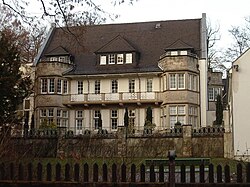 Vista desde el sur de la Elena-Klinik en Harleshausen, Kassel, cuyo edificio principal fue construido originalmente por Hermann Muthesius como una villa.