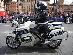 Desfile de los motociclistas de la Policía Municipal de Roma, actual Polizia Roma Capitale.