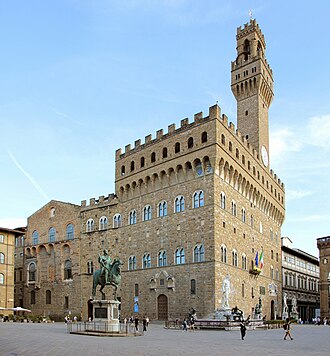 Vista frontal y general del Palazzo Vecchio en la Plaza de la Señoría