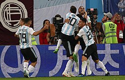 Jugadores de Argentina celebrando un gol durante la fase de grupos