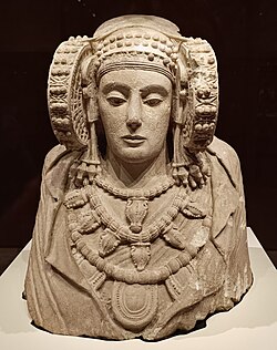 Vista frontal completa de la Dama de Elche