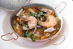 Utensilio tradicional cataplana abierto