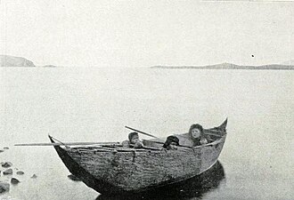 Familia yagán a bordo de una canoa