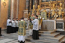 El uso del latín en una misa católica tridentina como ejemplo de código restringido