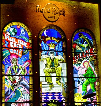 Vitral artístico con la representación de Chuck Berry, Elvis Presley y Jerry Lee Lewis