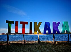 Letras turísticas a orillas del lago Titicaca