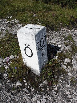 Mojón fronterizo con la letra Ö en la palabra Österreich