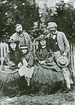 Friedrich Engels y Karl Marx junto a las hijas de Marx
