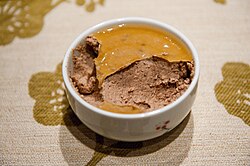 Mousse de pato con oporto servida en porción