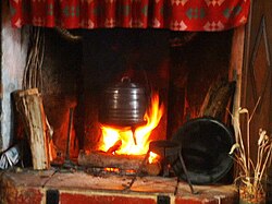 Pot-au-feu cocinado a la antigua en olla de metal
