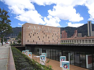 Fachada y entorno del Centro de Memoria, Paz y Reconciliación en Bogotá