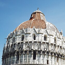 Detalle del baptisterio de Pisa