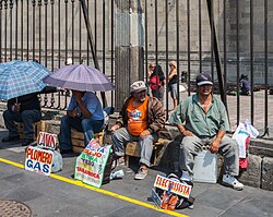 Oferta de mano de obra junto a la Catedral Metropolitana, Ciudad de México, México