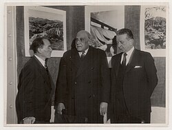 Reunión oficial con autoridades nacionales en 1945.