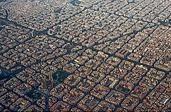 Vista aérea de varias supermanzanas del Ensanche de Barcelona