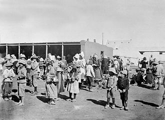 Fotografía histórica de un campo de concentración británico.