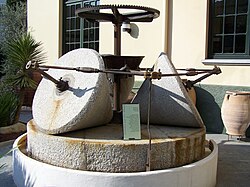 Almazara con tres muelas cónicas del siglo XIX