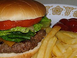 Hamburguesa casera acompañada de papas fritas y kétchup