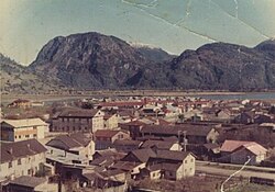 Vista panorámica histórica de Puerto Aysén desde el cerro Mirador en la década de 1950