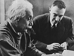 Fotografía de Albert Einstein junto a Robert Oppenheimer en 1947.