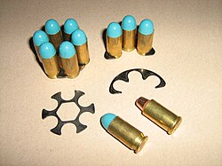 Cargadores tipo peine de luna llena y media luna para revólver, con munición .45 ACP.