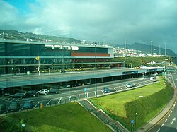 Vista parcial del edificio terminal