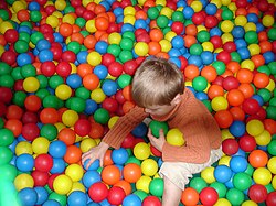 Niños jugando con bolas de colores