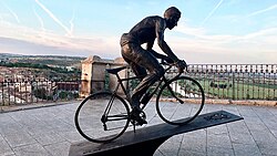 Escultura en bronce de Federico Martín Bahamontes en Toledo
