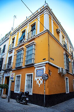 Azulejo conmemorativo en el lugar de la casa natal de Manuel Machado en Sevilla