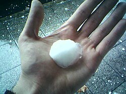Detalle fotográfico de granizo acumulado.