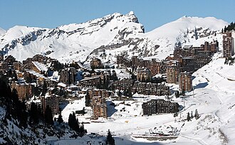 Paisaje montañoso y edificaciones de la estación de esquí de Avoriaz en los Alpes franceses.