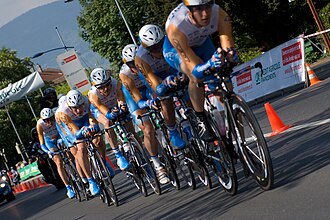 Ciclistas del equipo Garmin compitiendo en una contrarreloj por equipos.