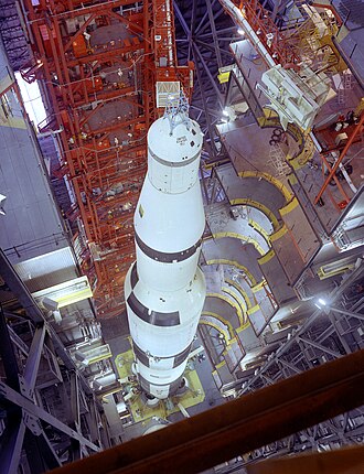 Montaje de un cohete Saturno V en el Vehicle Assembly Building de la NASA