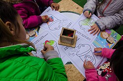 Niños participando en actividades de reciclaje urbano