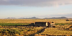 Carretera y paisaje de la altiplanicie boliviana en las inmediaciones de Oruro.