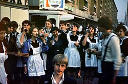 Escolares cerca de una tienda de Pepsi-Cola en Moscú