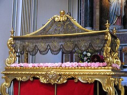 Ilustración histórica relacionada con recipientes funerarios