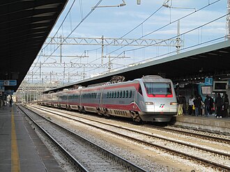 Un tren ETR 485 prestando un servicio comercial bajo la marca Frecciargento.