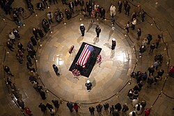 Féretro de George H. W. Bush en la rotonda del Capitolio